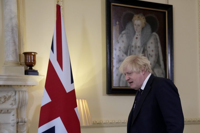 Britský premiér Boris Jonhson pred portrétom kráľovnej Alžbety I. Foto - TASR/AP