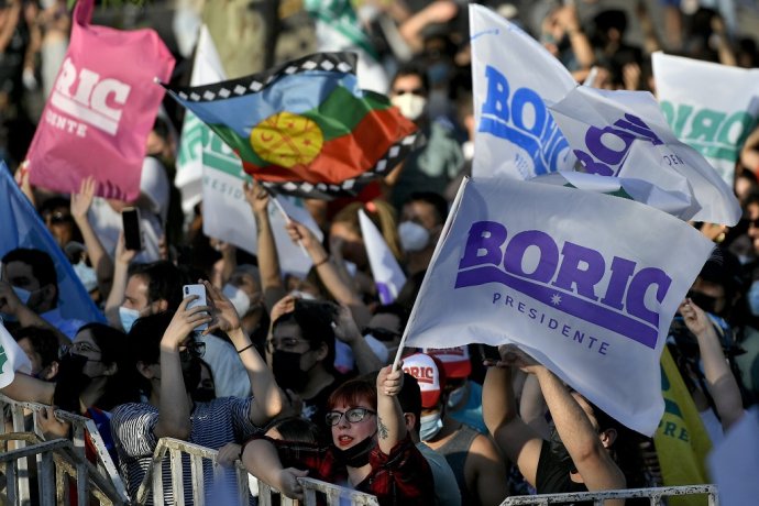 Podporovatelia novozvoleného prezidenta Čile Gabriela Borica po vyhlásení výsledkov volieb. Foto - TASR/AP