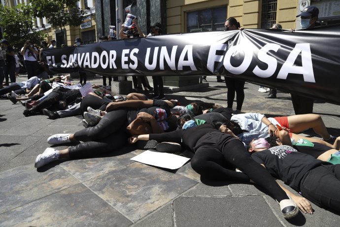 Salvador je masový hrob, hlása transparent, ktorým miestne ženy protestujú proti pomerom v krajine. Foto - TASR/AP