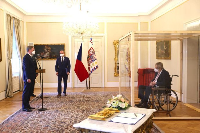 Prezident Miloš Zeman menuje Petra Fialu premiérom. Podobnú fotku majú s prezidentom aj všetci ostatní kandidáti na ministrov. Foto - Twitter Petra Fialu
