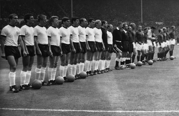 Tímy Anglicka a Nemecka pred finále MS 1966. Foto –TASR/AP