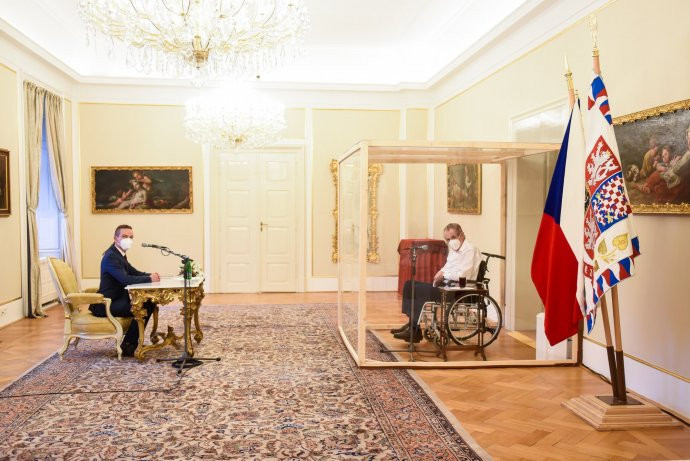 Prezident Miloš Zeman pri stretnutí s predsedom Pirátov Ivanom Bartošom. Foto - hovorca prezidenta republiky