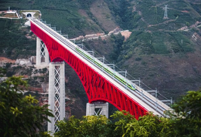 Elektrifikovaná železnica pre rýchlovlaky do Laosu je jedným zo stoviek projektov v rámci čínskej iniciatívy Jeden pás - jedna cesta. Foto - TASR/AP