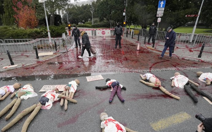 Poľky v rámci protestov ukladajú na ulice bábky a rozlievajú červenú farbu ako symbol krvi a utrpenia spôsobeného protipotratovou politikou. Foto - TASR/AP