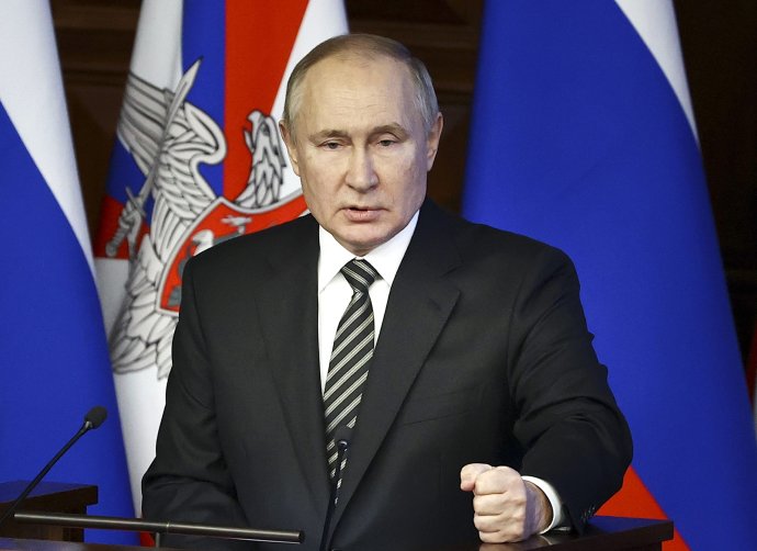 Vladimir Putin na decembrovom stretnutí s vedením armády. Foto - TASR/AP