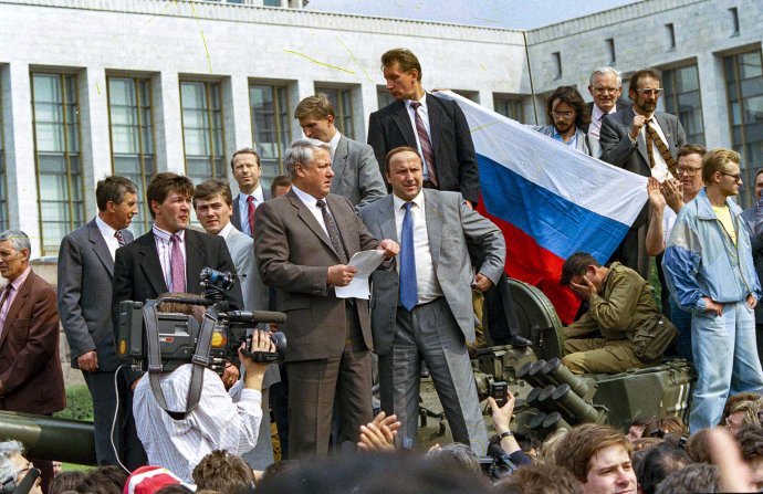 Boris Jeľcin 19. augusta 1991 počas slávneho prejavu na korbe tanku. Foto - TASR/AP