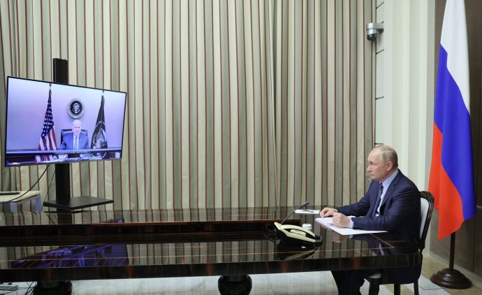 Ruský a americký prezident počas utorňajšieho virtuálneho samitu. Foto - TASR/AP