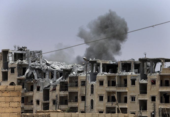 Zbombardované mesto Rakka. Foto – TASR/AP