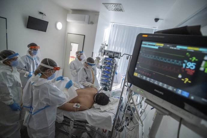 Pacient s covidom v nemocnici v Maďarsku. Ilustračné foto – TASR/AP