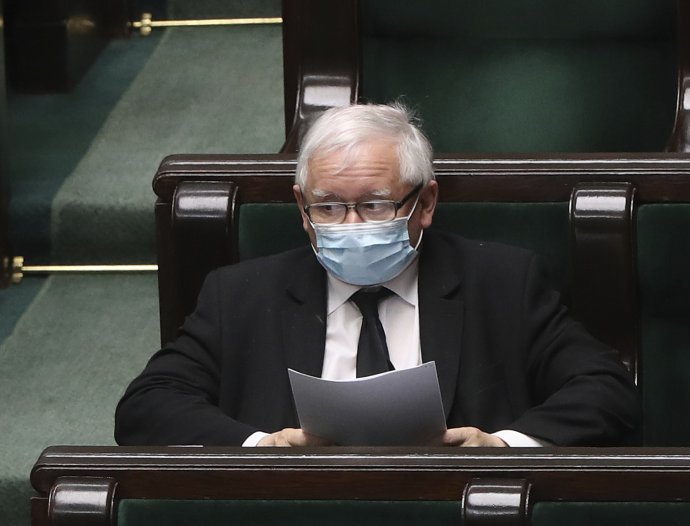 Jaroslaw Kaczyński má v Sejme len malú väčšinu, aj odchodom jedného poslanca o ňu môže prísť. Foto - tasr/ap
