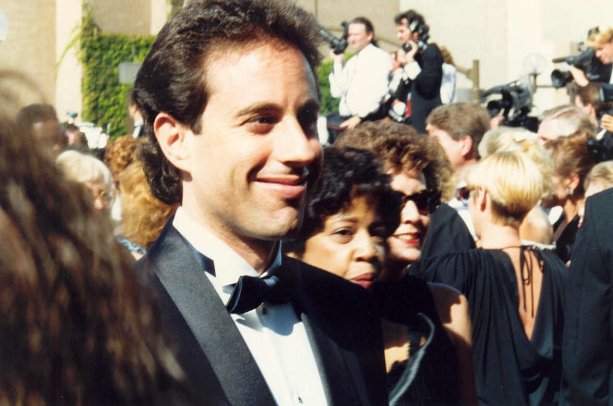 Jerry Seinfeld sa dištancuje. (Tu v časoch svojej najväčšej slávy: na červenom koberci pred odovzdávaním televíznych cien Emmy v roku 1992.) Foto – Alan Light/Flickr (CC BY 2.0)