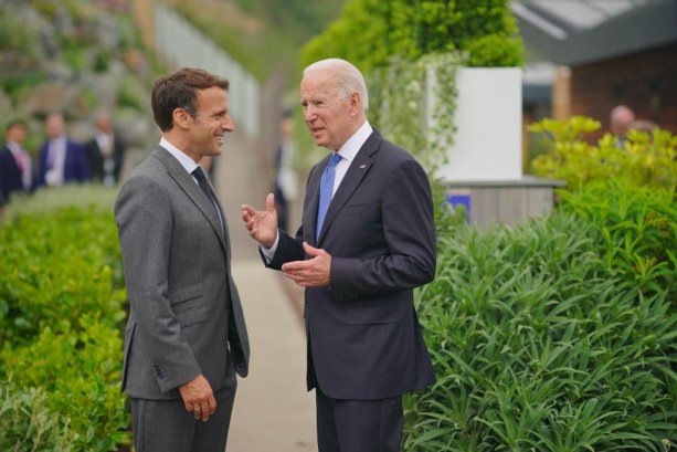 Zdroj: https://www.caleaeuropeana.ro/wp-content/uploads/2021/06/joe-biden-emmanuel-macron.jpeg