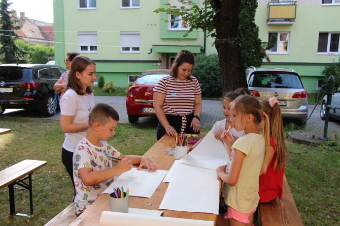 Denisa Mrvová s deťmi počas stretnutí pri úprave okolia domu na Ulici maršala Malinovského. Foto - archív Young Folks