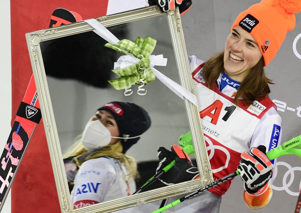 Petra Vlhová dostala za druhé miesto zrkadlo. V odraze je Mikaela Shiffrinová, ktorá ju porazila. FOTO TASR - Martin Baumann