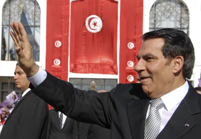 Tuniský prezident Zín al-Abidín bin Alí máva svojím priaznivcom pred slávnostným zložením prísahy v tuniskom parlamente 12. novembra 2009. Foto - archív TASR