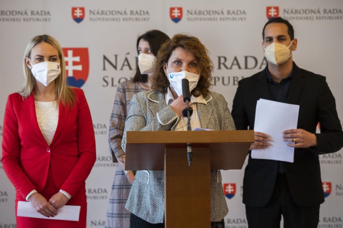 Katarína Hatráková počas tlačovej konferencie v Národnej rade. Foto - TASR