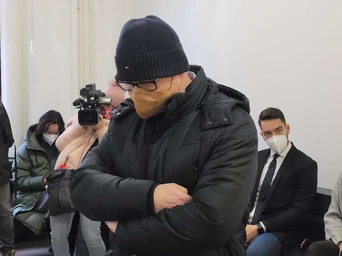 Marián Kučerka sa pred súdom snažil maskovať, keď ho novinári fotografovali. Foto N - Veronika Prušová