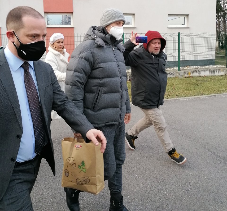 Norbert Bödör (uprostred) sa v januári dostal na slobodu. Vľavo jeho advokát Marek Para, ktorý tiež chodil na odpočúvanú chatu. Foto - tasr
