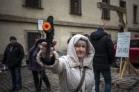 "Ja sa za to nehanbím," vraví žena, ktorá namierila maketu zbrane na novinárov. Foto - Deník N/Gabriel Kuchta