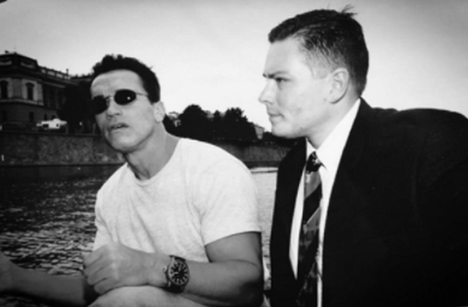 Arnold Schwarzenegger a Roman Anton ako jeho osobný strážca počas plavby na Vltave. Foto - archív R. A.