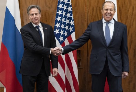 Antony Blinken a Sergej Lavrov si podali ruku, rozhovory však k ničomu neviedli. Foto – TASR/AP