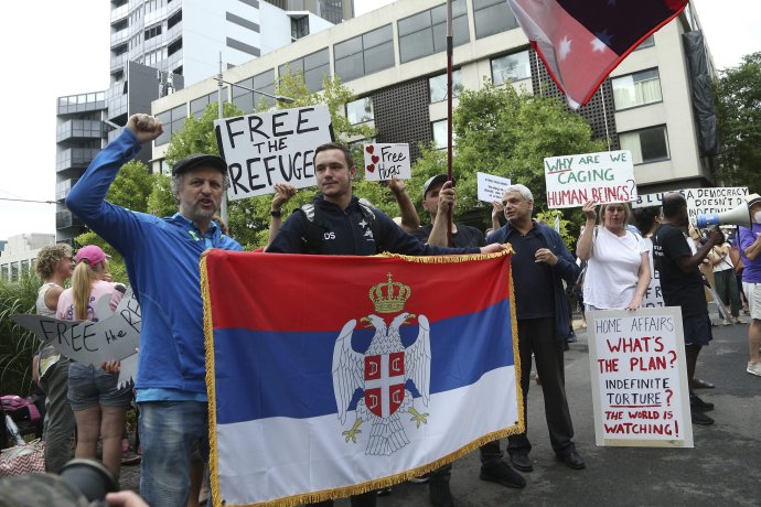Pred hotelom sa zišli priaznivci Djokovića aj aktivisti za práva utečencov. Foto – TASR/AP