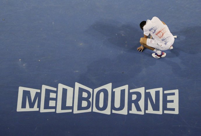 Novak Djoković po prehratej výmene na Australian Open. Foto - TASR/AP