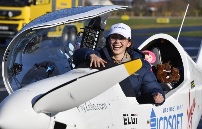 19-ročná belgicko-britská pilotka Zara Rutherfordová sa teší v kokpite česko-slovenského lietadla. Foto - TASR/AP