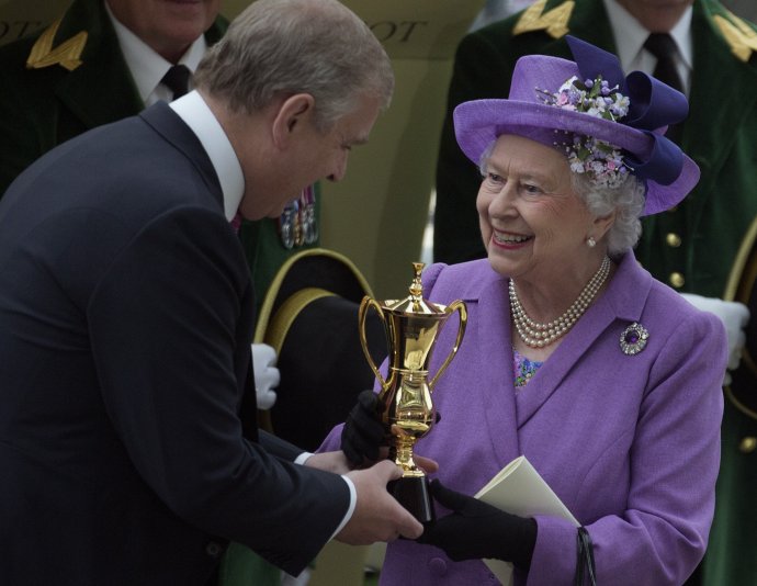 Britská kráľovná Alžbeta II. a jej druhorodený syn princ Andrew, ktorý jej teraz spôsobuje starosti. Foto - TASR/AP