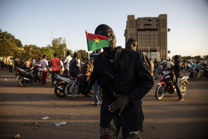 Muž drží zástavu Burkiny Faso po vojenskom prevrate po tom, ako generál Paul Henri Sandaogo Damiba prevzal kontrolu nad krajinou v meste Ouagadougou. Foto - TASR/AP