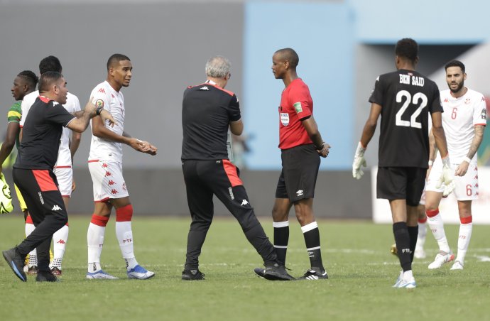 Tréner Tuniska nechápe, prečo rozhodca ukončil zápas pred vypršaním 90. minúty. Foto - TASR/AP
