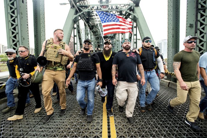 Americkí ultranacionalisti z hnutia Proud Boys. Foto - TASR/AP