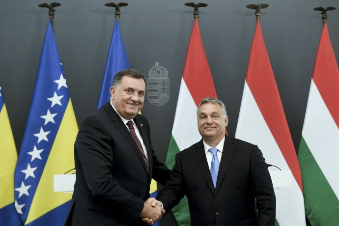 Viktor Orbán na návšteve u lídra Srbov v Bosne Milorada Dodika v roku 2019. Foto - TASR/AP