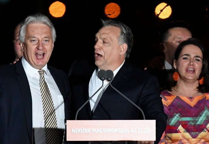 Viktor Orbán oslavuje víťazstvo po voľbách v roku 2018 s vicepremiérom Zsoltom Semjénom a so súčasnou kandidátkou na prezidentku Katalin Novákovou. Foto - TASR/AP