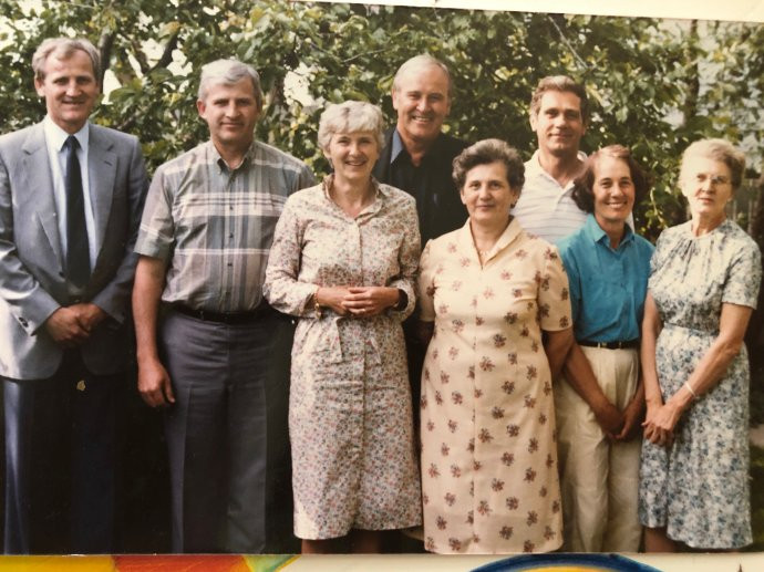 Sestry Jožinka (celkom vpravo) a Maryška (v modrej košeli) na rodinnej fotografii z roku 1986. Do Kanady ich prišla navštíviť ich slovenská sesternica Milka, moja babička (tretia žena sprava). Foto - archív autorky