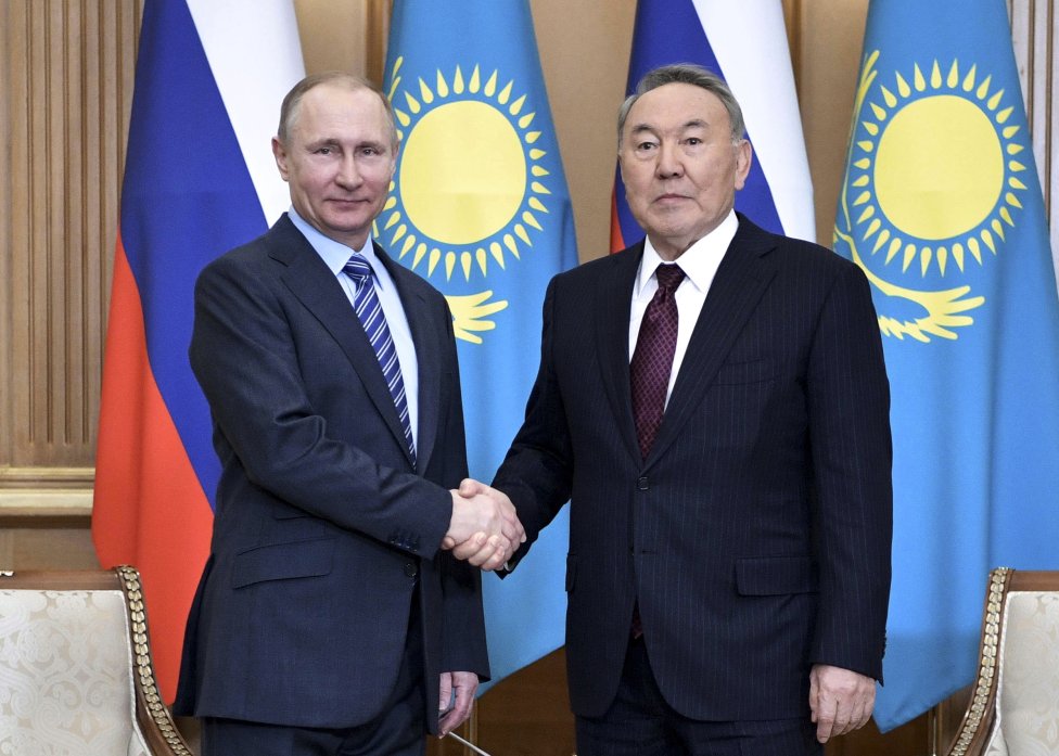 Nazarbajev s Putinom na fotke z roku 2017. Foto - TASR/AP