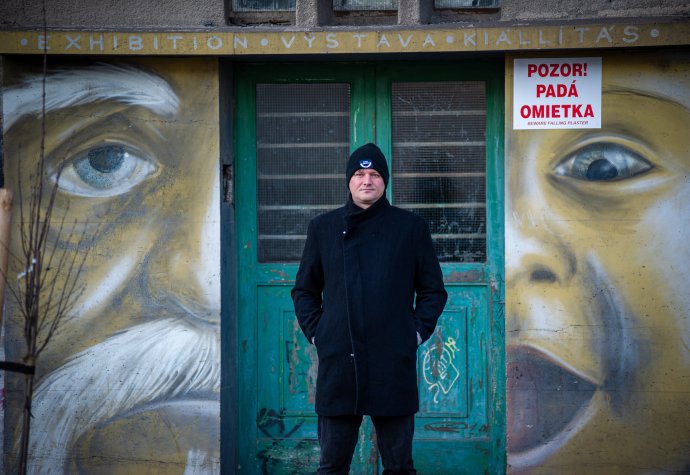 Ján Gálik pred dverami budovy, kde od roku 201 sídlil košický Klub. Foto - Peter Lázár