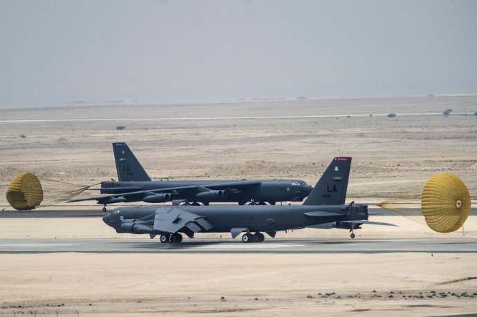 Americké strategické bombardéry B-52 schopné nosiť jadrové zbrane na jednej z amerických základní. Foto - TASR/AP