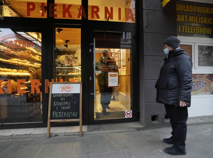 Zákazníčka pred pekárňou vo Varšave. Foto - TASR/AP