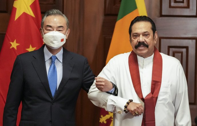 Čínsky minister zahraničia a srílanský premiér počas ich stretnutia na Srí Lanke 9. januára 2022. Foto - TASR/AP