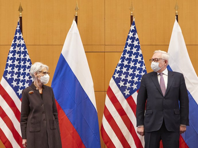 Dvojka ruskej a americkej diplomacie: Sergej Rjabkov a Wendy Shermenová. Foto – TASR/AP