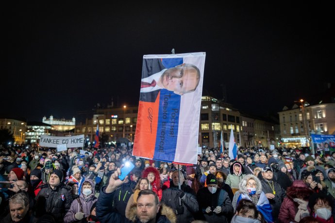 Putyin pártfogói és az USA ellenzői a Smer 2022 januári tüntetésén. Fotó N – Tomáš Benedikovič