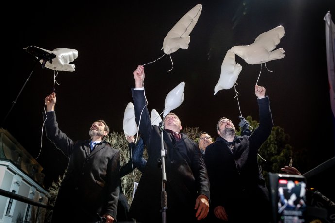 Protest Smeru s nafukovacími holubicami v januári 2022. Foto N - Tomáš Benedikovič