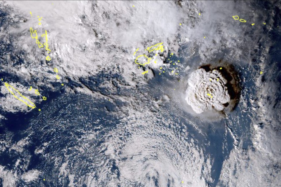 Na satelitnej snímke erupcia podmorského vulkánu tichomorskom ostrovnom štáte Tonga v sobotu 15. januára 2022. Foto – TASR/AP