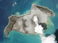 Na satelitnej snímke dym stúpa z podmorskej sopky Hunga Tonga-Hunga Ha'apa pri tichomorskom ostrove Tonga v utotok 11. januára 2022. Foto - TASR/AP