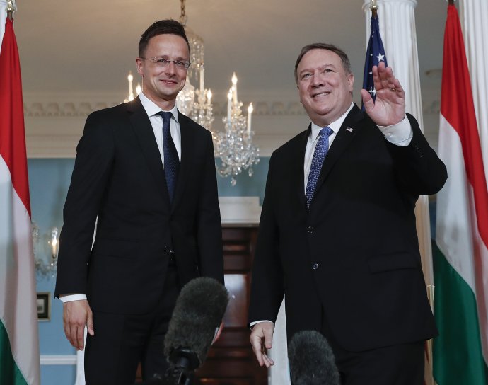 Maďarský minister zahraničných vecí Péter Szijjártó (vľavo) a jeho americký exkolega Mike Pompeo na stretnutí vo Washingtone v máji 2018. Foto - TASR/AP