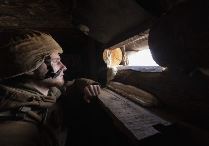 Ukrajinský vojak na Donbase. Foto - TASR/AP