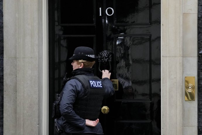 Na záhrade Downing Street 10 sa v máji uskutočnil večierok, aj keď v krajine platil lockdown. Foto - TASR/AP