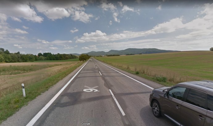 Cesta I/9 pri Trenčíne prezývaná aj tankodróm. Screenshot - Google Street View, stav v auguste 2019