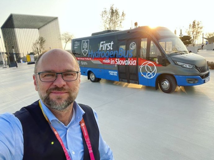 Minister Sulík v Dubaji predstavuje prvý slovenský autobus na vodíkový pohon.